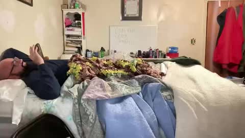 Snapshot of bigbackmuscles1296 chatting on 12/17/25, 01:33 Mr. Muscle Monster online show from 12/17/25, 01:33