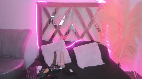 Snapshot of bigfinger125 chatting on 02/23/25, 02:18 Lucy and Fred online show from 02/23/25, 02:18