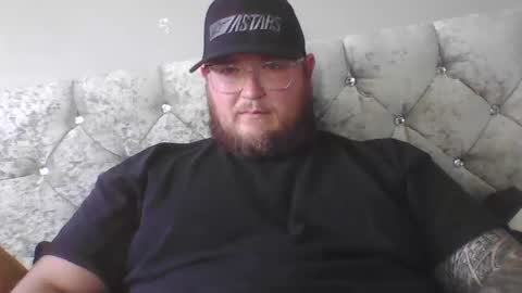 Snapshot of bigmanuk4you chatting on 10/24/25, 02:46 bigmanuk4you online show from 10/24/25, 02:46