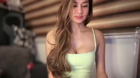 Snapshot of bigsurprise4u chatting on 01/05/25, 05:20 Yna     online show from 01/05/25, 05:20