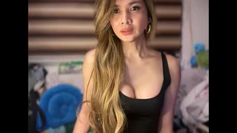 Snapshot of bigsurprise4u chatting on 10/27/25, 10:36 Yna     online show from 10/27/25, 10:36