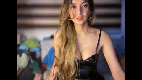 Yna     online show from 11/17/25, 12:27