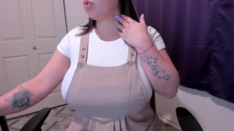 Snapshot of bigt3ti chatting on 01/16/25, 01:37  Nubia  online show from 01/16/25, 01:37