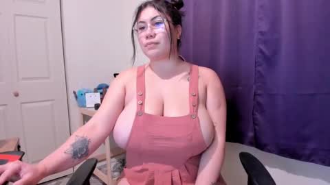 Snapshot of bigt3ti chatting on 01/17/25, 08:13  Nubia  online show from 01/17/25, 08:13