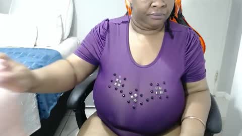 Snapshot of bigtitshornygirlxxx chatting on 12/14/25, 07:18 Lona online show from 12/14/25, 07:18
