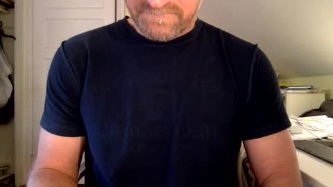 Snapshot of bisonbar chatting on 10/23/25, 03:11 BisonBar online show from 10/23/25, 03:11