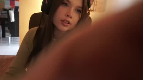 Snapshot of bitter_moon chatting on 03/12/25, 06:18 Ann Braslowsky online show from 03/12/25, 06:18