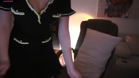 Snapshot of bitter_moon chatting on 10/10/25, 10:53 Ann Braslowsky online show from 10/10/25, 10:53