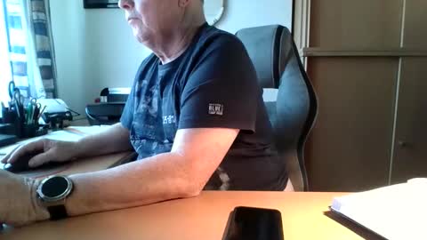 Snapshot of bizzarro57 chatting on 10/29/25, 02:19 bizzarro57 online show from 10/29/25, 02:19