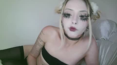 Snapshot of bl0odsyring3 chatting on 06/16/26, 06:32 vampire fang online show from 06/16/26, 06:32