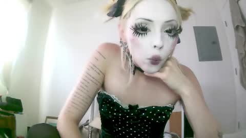 Snapshot of bl0odsyring3 chatting on 06/19/26, 10:13 vampire fang online show from 06/19/26, 10:13