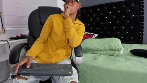 Snapshot of black_boy_22cm chatting on 02/14/25, 08:31 boy online show from 02/14/25, 08:31