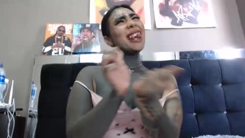 Snapshot of black_eyestattoo chatting on 12/21/24, 01:32 karenth soto online show from 12/21/24, 01:32