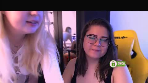 Snapshot of black_neon chatting on 09/25/25, 06:28 Sasha and Bella online show from 09/25/25, 06:28