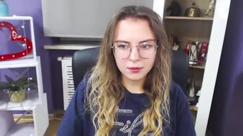 Z O E Y online show from 12/19/24, 06:01