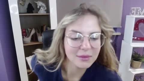 Z O E Y online show from 09/19/25, 04:25