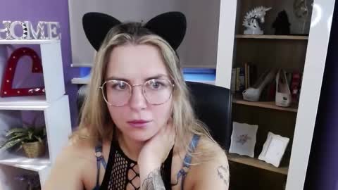 Z O E Y online show from 10/31/25, 06:14