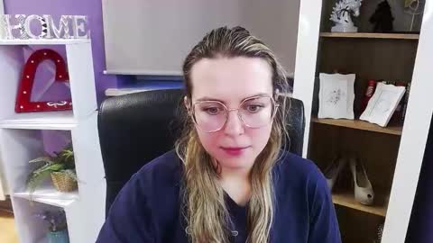 Z O E Y online show from 12/17/25, 07:03