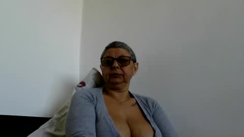 Snapshot of blackwidow05 chatting on 04/25/26, 01:41 Black Widow online show from 04/25/26, 01:41