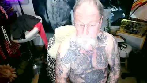 Snapshot of blindsurfer780299 chatting on 10/12/25, 05:06 blindsurfer780299 online show from 10/12/25, 05:06