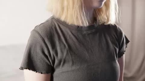 Snapshot of blissvibe chatting on 12/15/25, 03:38 Mila online show from 12/15/25, 03:38