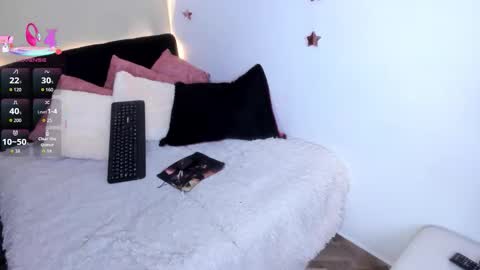 Snapshot of blonde__cute chatting on 01/06/26, 01:42 Esperancita and Karina online show from 01/06/26, 01:42