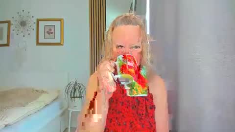 Snapshot of blonde_angel20 chatting on 03/10/25, 09:32 Nicole online show from 03/10/25, 09:32