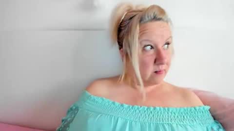 Snapshot of blonde_angel20 chatting on 10/19/25, 03:12 Nicole online show from 10/19/25, 03:12