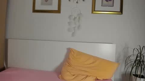 Snapshot of blonde_angel20 chatting on 11/19/25, 05:07 Nicole online show from 11/19/25, 05:07