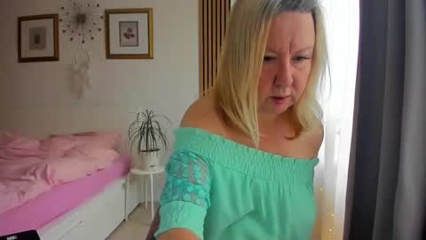 Snapshot of blonde_angel20 chatting on 12/18/25, 08:31 Nicole online show from 12/18/25, 08:31