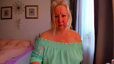 Snapshot of blonde_angel20 chatting on 02/03/26, 06:40 Nicole online show from 02/03/26, 06:40