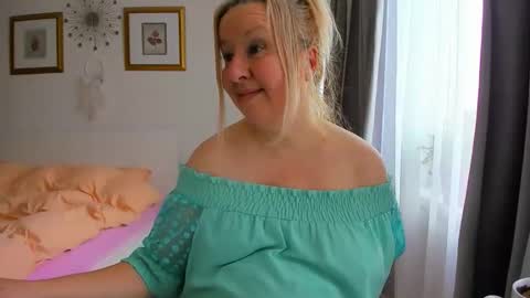 Snapshot of blonde_angel20 chatting on 02/08/26, 07:23 Nicole online show from 02/08/26, 07:23