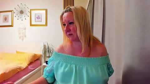 Snapshot of blonde_angel20 chatting on 02/17/26, 04:57 Nicole online show from 02/17/26, 04:57