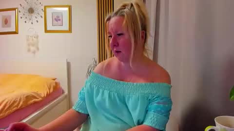 Snapshot of blonde_angel20 chatting on 02/20/26, 07:03 Nicole online show from 02/20/26, 07:03