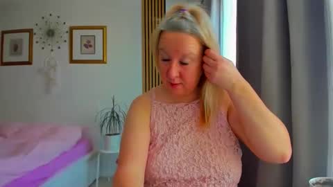 Snapshot of blonde_angel20 chatting on 03/09/26, 05:33 Nicole online show from 03/09/26, 05:33