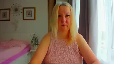 Snapshot of blonde_angel20 chatting on 03/18/26, 05:21 Nicole online show from 03/18/26, 05:21