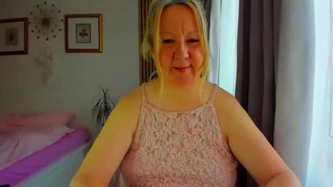 Snapshot of blonde_angel20 chatting on 03/22/26, 04:27 Nicole online show from 03/22/26, 04:27
