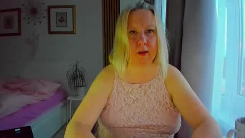 Snapshot of blonde_angel20 chatting on 03/23/26, 04:44 Nicole online show from 03/23/26, 04:44