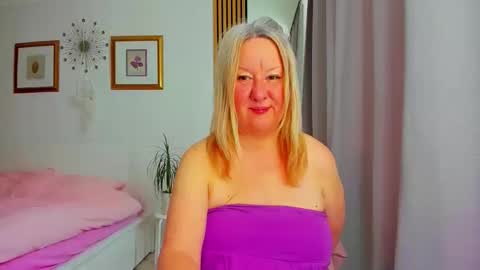Snapshot of blonde_angel20 chatting on 03/28/26, 08:47 Nicole online show from 03/28/26, 08:47