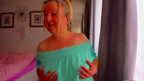 Snapshot of blonde_angel20 chatting on 03/29/26, 06:13 Nicole online show from 03/29/26, 06:13