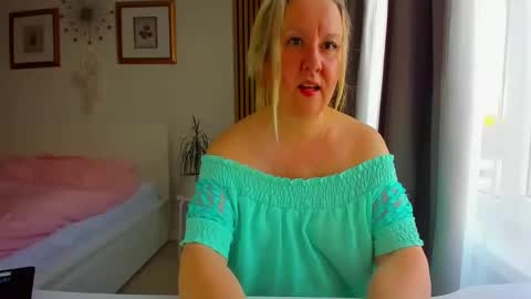 Snapshot of blonde_angel20 chatting on 04/01/26, 04:37 Nicole online show from 04/01/26, 04:37