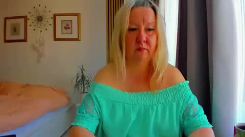 Snapshot of blonde_angel20 chatting on 04/06/26, 04:46 Nicole online show from 04/06/26, 04:46