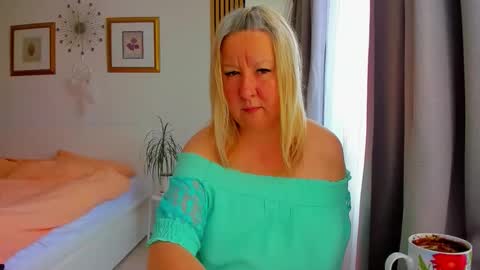 Snapshot of blonde_angel20 chatting on 04/09/26, 07:14 Nicole online show from 04/09/26, 07:14