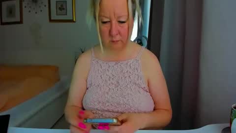 Snapshot of blonde_angel20 chatting on 04/12/26, 08:30 Nicole online show from 04/12/26, 08:30