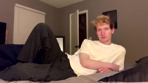 Snapshot of blonde_boi99 chatting on 01/03/25, 05:17 Blondie online show from 01/03/25, 05:17