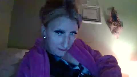 Snapshot of blondebellaaa3 chatting on 12/08/24, 03:32 Gia online show from 12/08/24, 03:32
