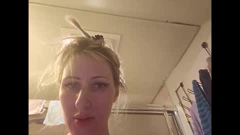 Snapshot of blondebellaaa3 chatting on 01/02/25, 06:12 Gia online show from 01/02/25, 06:12