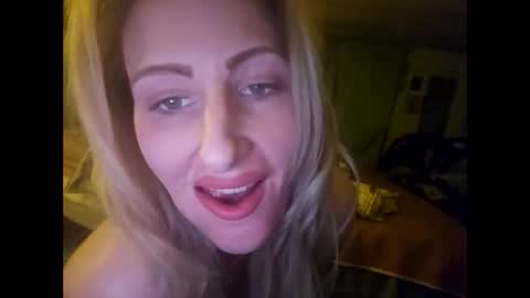 Snapshot of blondebellaaa3 chatting on 01/08/25, 10:58 Gia online show from 01/08/25, 10:58