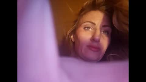 Snapshot of blondebellaaa3 chatting on 01/10/25, 07:00 Gia online show from 01/10/25, 07:00