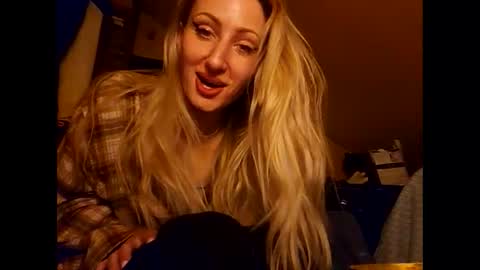 Snapshot of blondebellaaa3 chatting on 01/18/25, 03:53 Gia online show from 01/18/25, 03:53